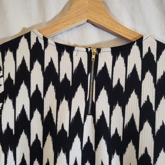 Casual Couture Black & White Arrow Patterned Zip Back Shirt | Size Small - Picture 3 of 9